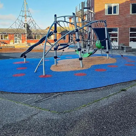 10 Person In Thyboron-by Traum