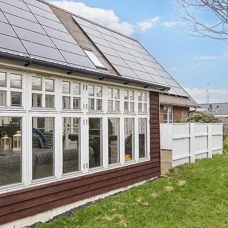 10 Person In Thyboron-by Traum * Thyborøn