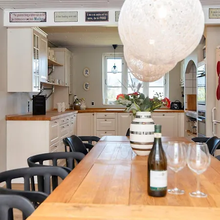 10 Person In Thyboron-by Traum