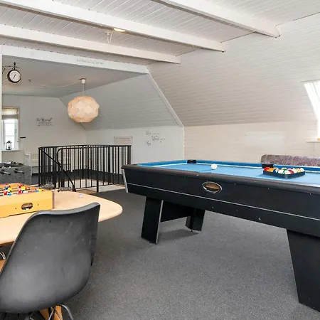 10 Person In Thyboron-by Traum * Thyborøn