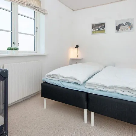 10 Person In Thyboron-by Traum