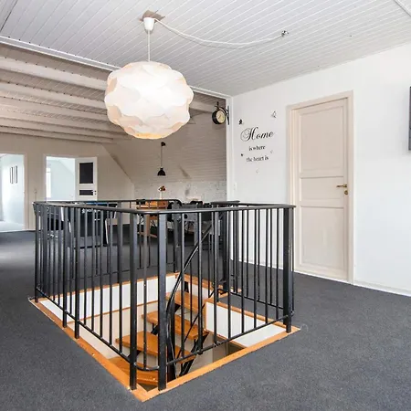 10 Person In Thyboron-by Traum