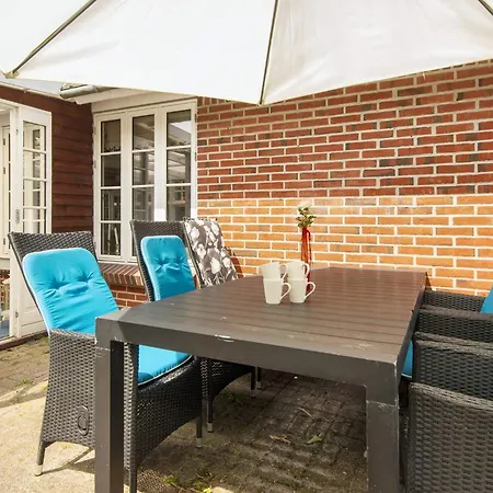 10 Person In Thyboron-by Traum